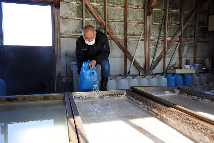 鹹水を蒸発させては、海水や温泉水を何度も継ぎ足し、1週間かけて結晶化させていきます。