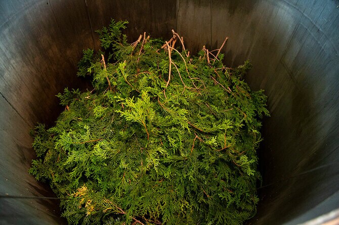 木材として使用する木曽桧を切り出す際、大量の枝葉が切り落とされる。