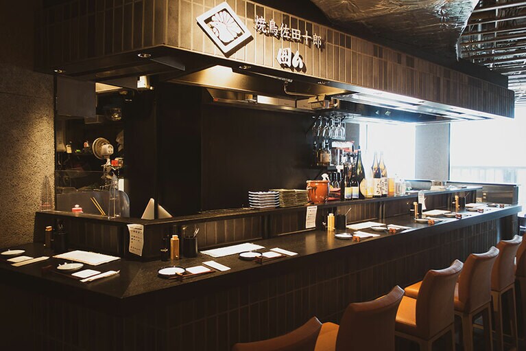 「焼鳥 佐田十郎」より、リーズナブルな価格帯の串焼も見逃せない。