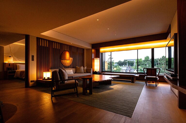 ホテル滞在の贅沢を象徴する客室「ニジョウスイート」。窓の向こうに眺める世界遺産・二条城がとにかく壮観。