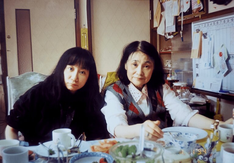  1994年の元旦。家族で食事をしているところを父が撮影した。姉は自宅で医師国家試験の勉強中。私は横浜でハウスメーカーに勤務していて帰省中。　©2024動画工房ぞうしま