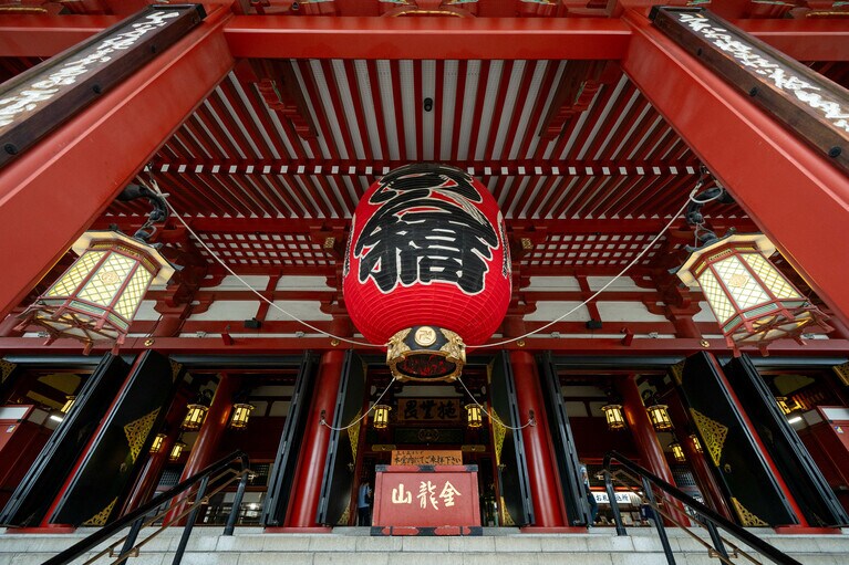 本堂。朝座の読経に耳を傾けつつ厳かな気持ちでお参り。毎朝訪れる方もいらっしゃる。