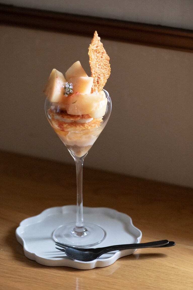 桃と梅とブルーチーズのパフェ（1,700円）。パリッと香ばしいチーズクロカンテももちろんお手製。