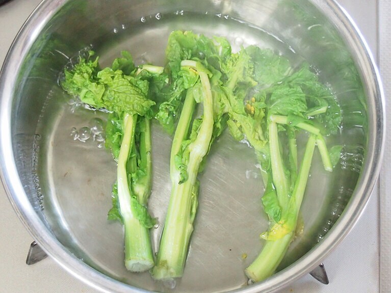 (1) 鍋に湯を沸かします。 菜の花は半分に切り、軸の部分を先に茹でます。