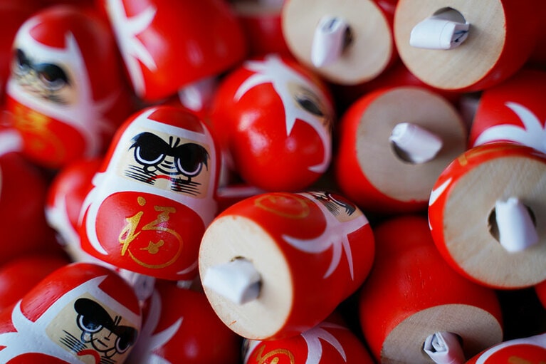 だるまの中に入ったおみくじが名物。