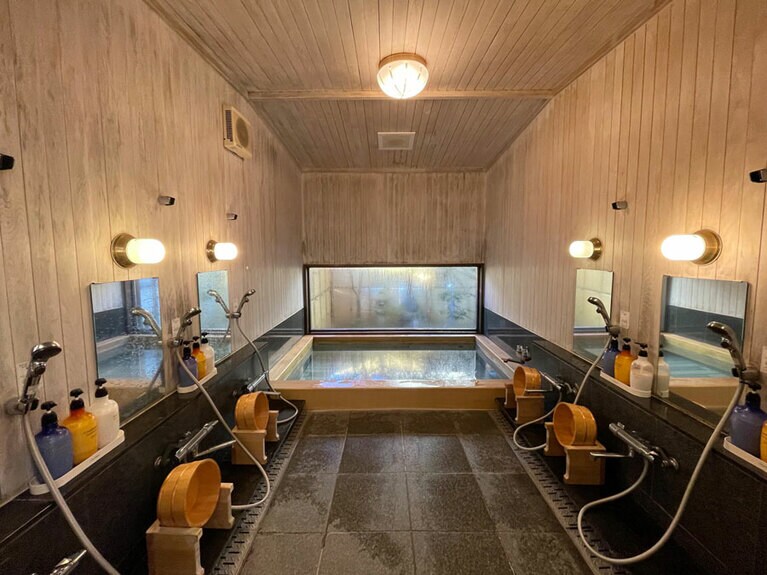 広々として気持ちのいい大浴場もある。