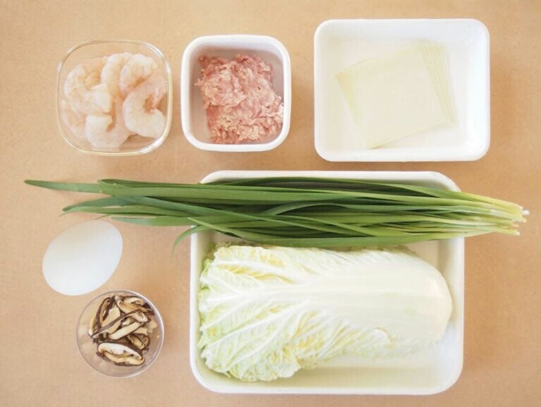 材料(4人前)／・むき海老：100g ・鶏モモひき肉：100g ・ニラ：5株ほど ・白菜：3枚 ・スライス干し椎茸：大さじ2 ・卵：1個 ・ワンタンの皮：20枚、［A］・塩：少々 ・胡椒：少々 ・醤油：小さじ1/2 ・調理酒：小さじ1 ・ごま油：小さじ1/2 ・片栗粉：小さじ1 、［B］・鶏ガラスープの素：小さじ1/2 ・水：800ml ・塩：少々  ・水溶き片栗粉：大さじ2。