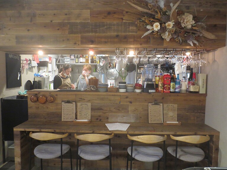 夜営業時間になると、パンが並んでいた厨房前はカウンター席に。