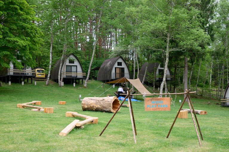 広場には廃材を利用したアスレチックが。