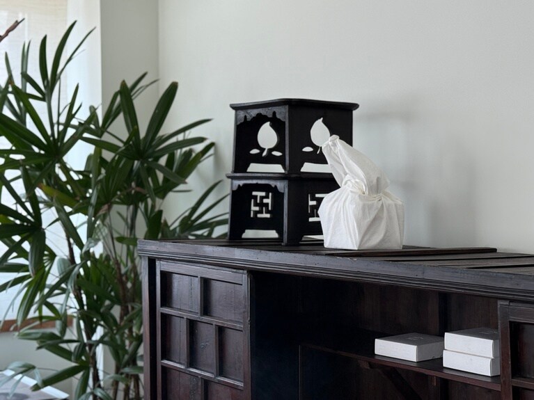 お香を2個以上購入すると、写真のようにポジャギで包んでくれる。