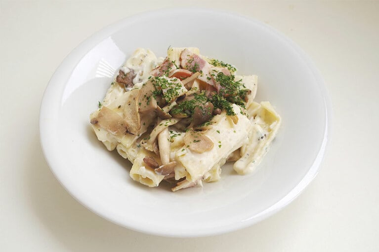 3種きのことベーコンの白トリュフ風味リガトーニ 599円。