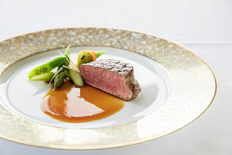 メインは「国産牛フィレ肉の網焼き 生姜風味のマデラ酒のソースで」。新生姜を使用。