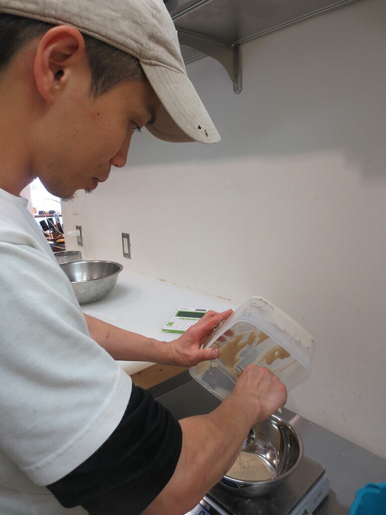 パンを作る小塚章彦さん。