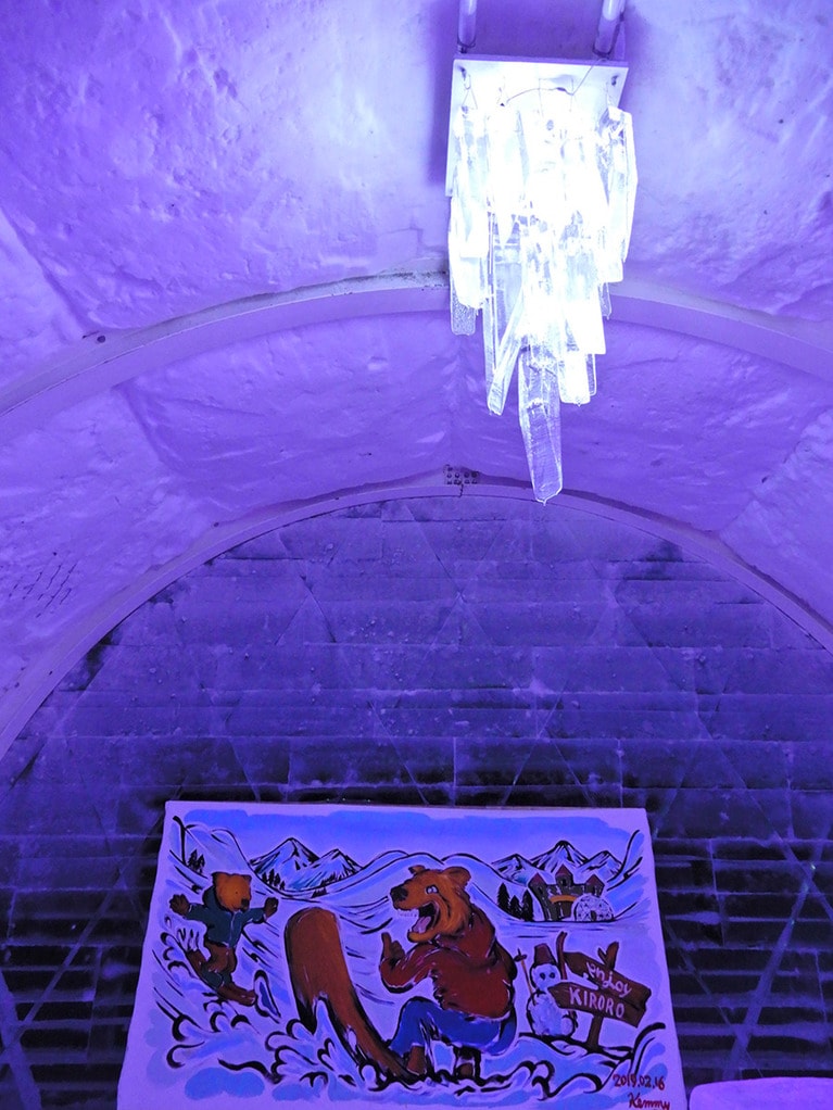 バーは、シャンデリアもボトルの並ぶ棚も氷。