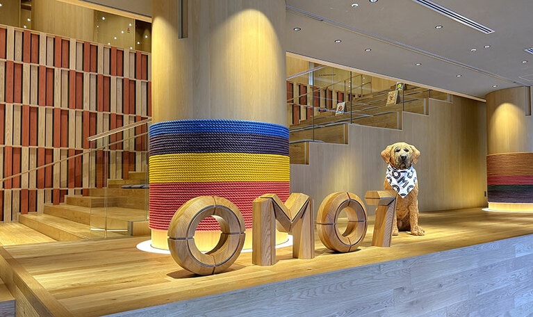 エントランスでは、彫刻家・はしもとみおさんによる木彫りの土佐犬がお出迎え。