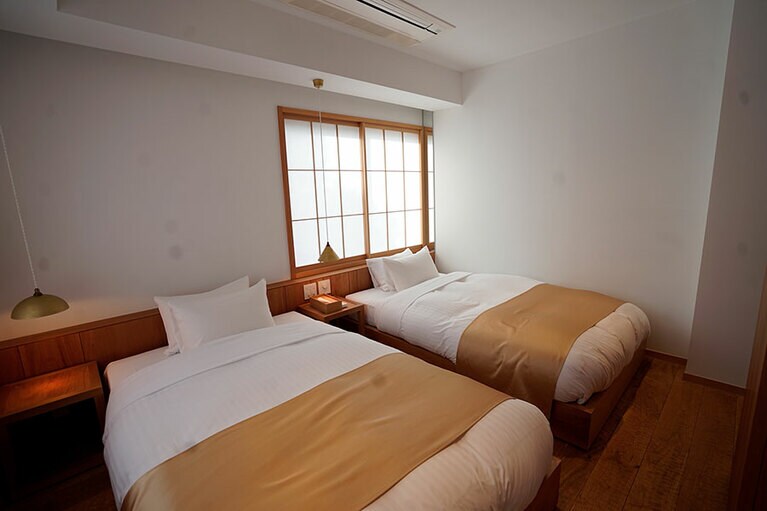 クローゼットの後ろにあるベッドルーム。