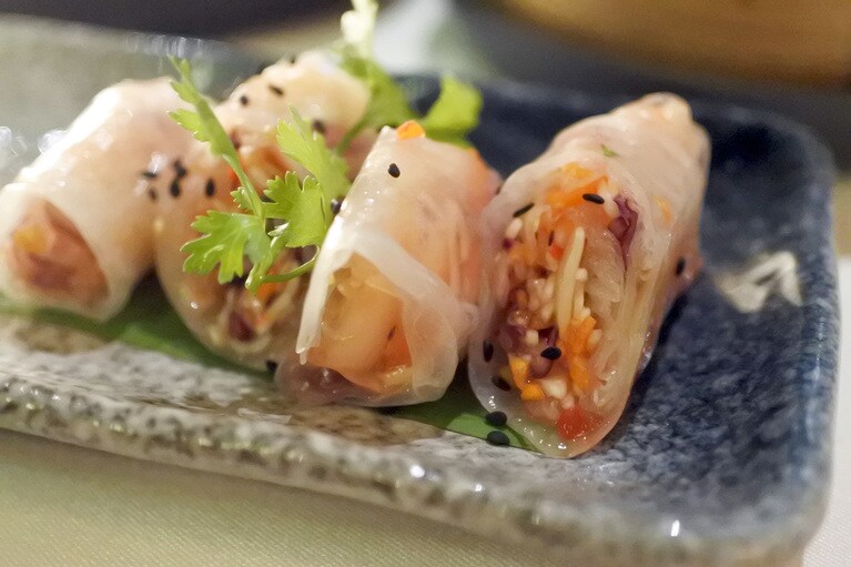 ベトナム料理の生春巻きやインドネシア料理のビーフレンダンなど、人気のメニューがラインナップ。