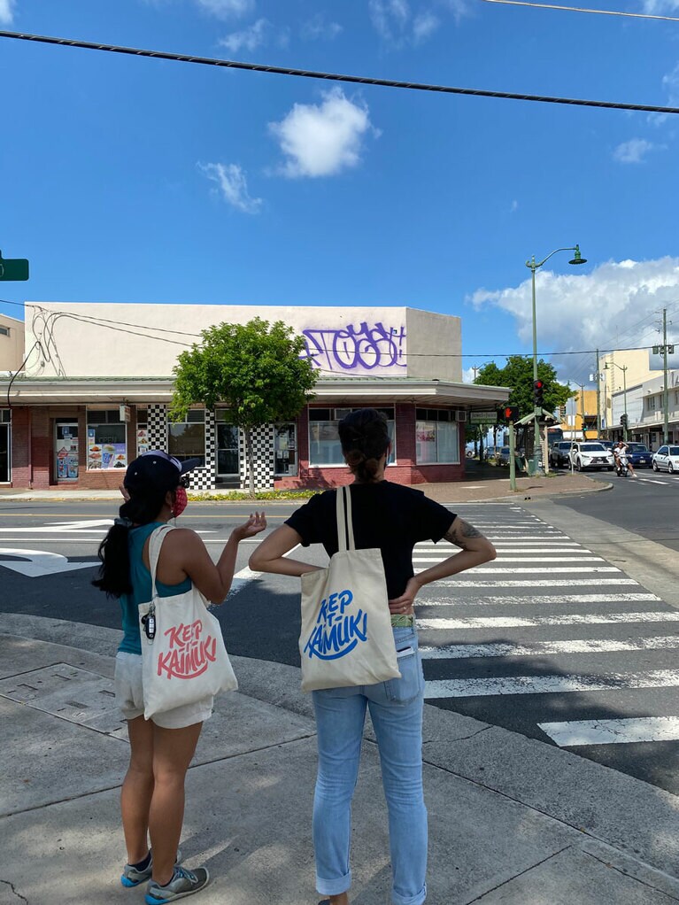 ブルーとピンクの色違いでカイムキタウンを散歩するロコガールたち。青い空にエコバッグが映える！　ああ、かわいいー。