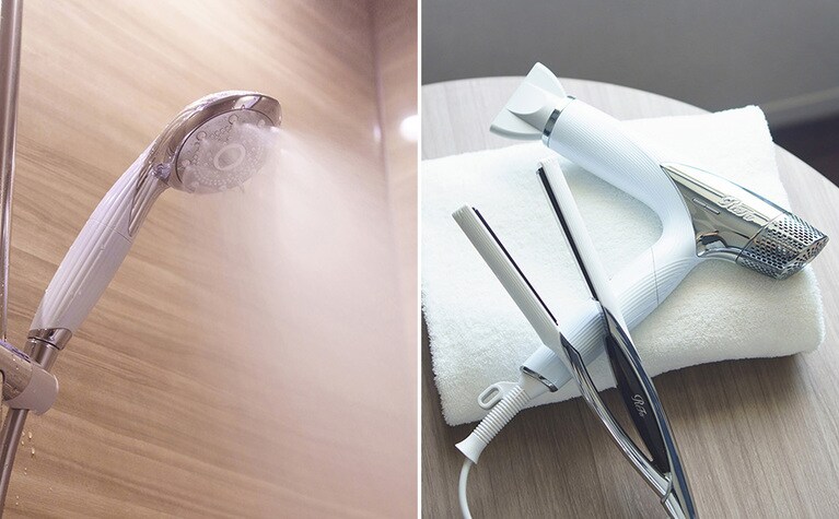 〈左〉「The Oriental Floor」の客室に用意されたワンランク上の備品。バスルームには、「ReFa」のファインバブル シャワーヘッドが。〈右〉「ReFa」のドライヤーとヘアアイロンに気分が上がります。