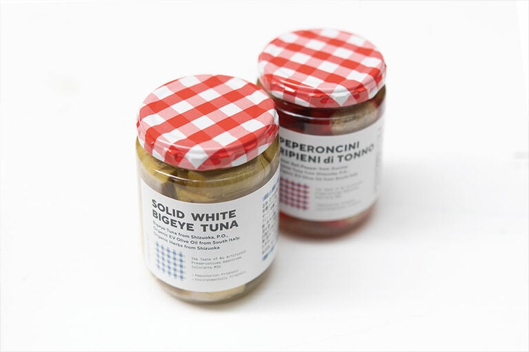 手前から：自家製ツナ 230g 1,260円(税込)、甘唐辛子自家製ツナ詰めオイル漬け 300g 各1,836円(税込)／PICNIC