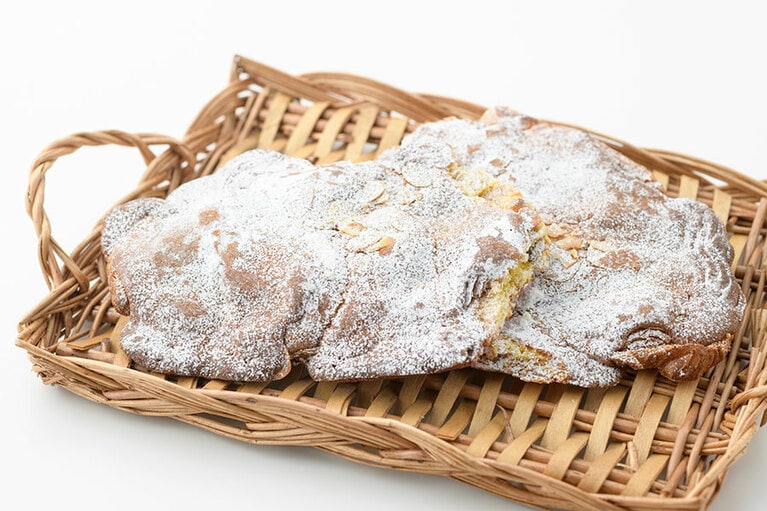 クロワッサン オ ザマンド 各350円