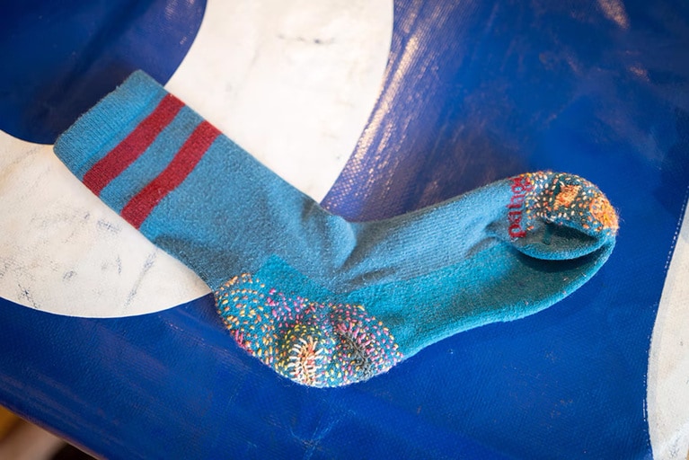 踵とつま先が擦り切れた靴下もダーニングでかわいく生まれ変わります。