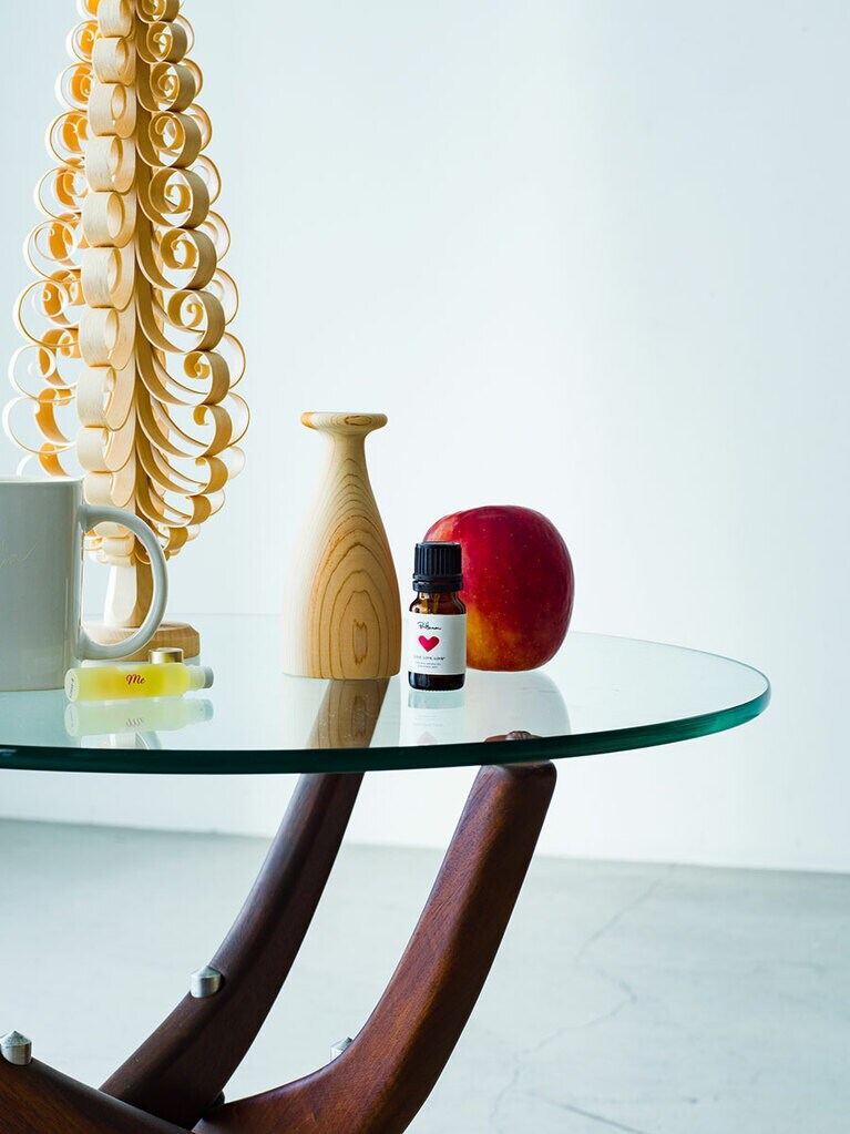 右：RHオリジナルエッセンシャルオイル10mL 3,300円／@aroma×Ron Herman、左：ウッドディフューザー 3,080円／@aroma