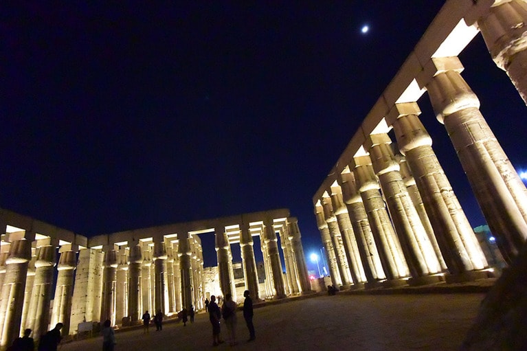 ライトアップされたアメンホテプ3世の中庭と月。古代エジプトでは松明が焚かれていたのだろうと、想像する。