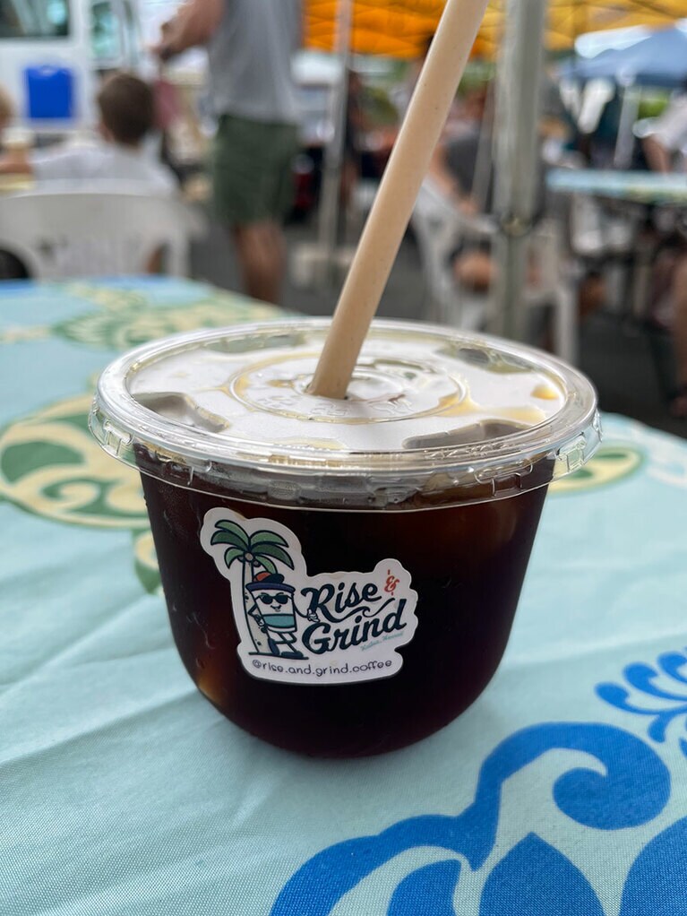 ライズ＆グラインドコーヒーのコールドブリュー 12オンス 4.25ドル。