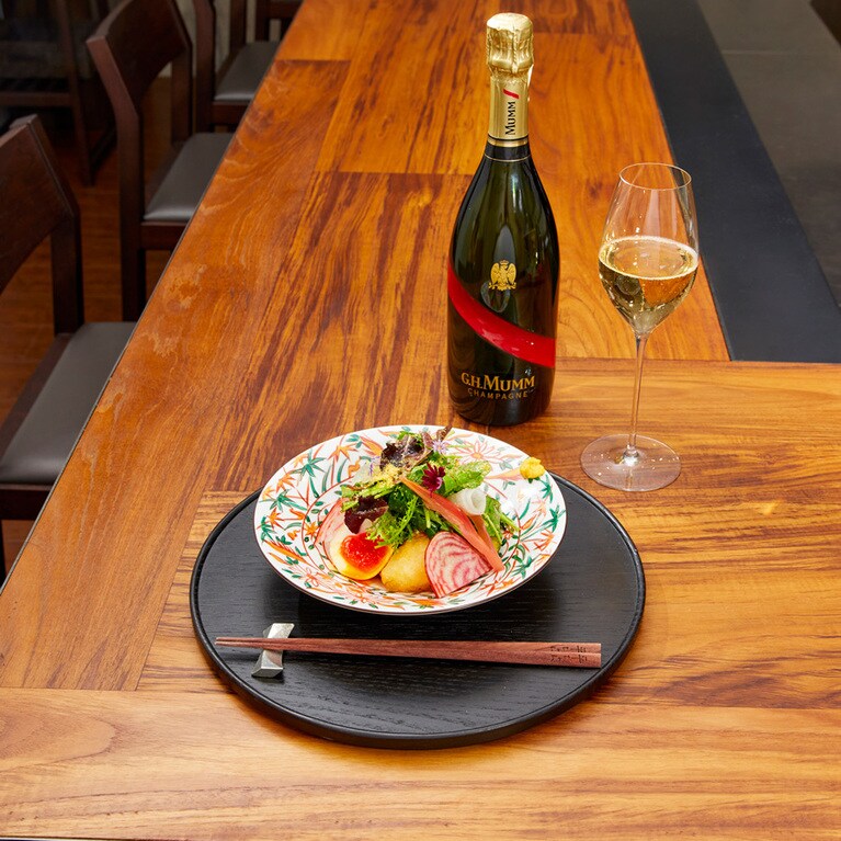 料理はすべておまかせコースから。前菜には季節感のあるサラダが登場。