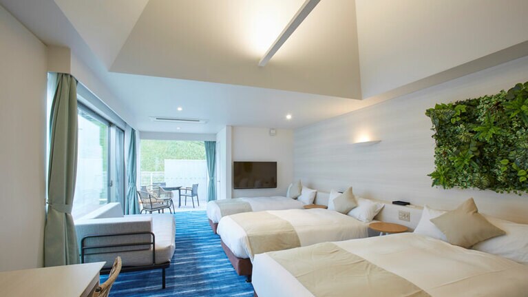 ファミリーはもちろん、女子旅などにもおすすめのゆったりとした客室。