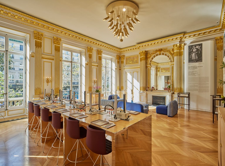 通りに面したクラスルームはかつての邸宅の趣を残すロマンティックな内装。外光が注ぐ中で石のパワーを一層強く感じられそうだ。