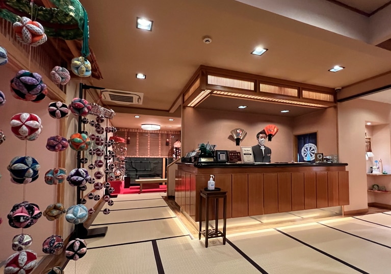 本館のレセプション。ここでチェックインするわけではなく、40種類の浴衣が置かれていたり、宮崎県の作家の工芸品を展示販売していたり。神仙キャビアもここで購入できる。