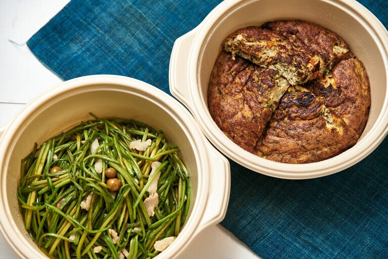 写真左から、「水蓮菜と木の実の炒め」 1,500円、「ディルとトマトの台湾オムレツ」 1,400円。