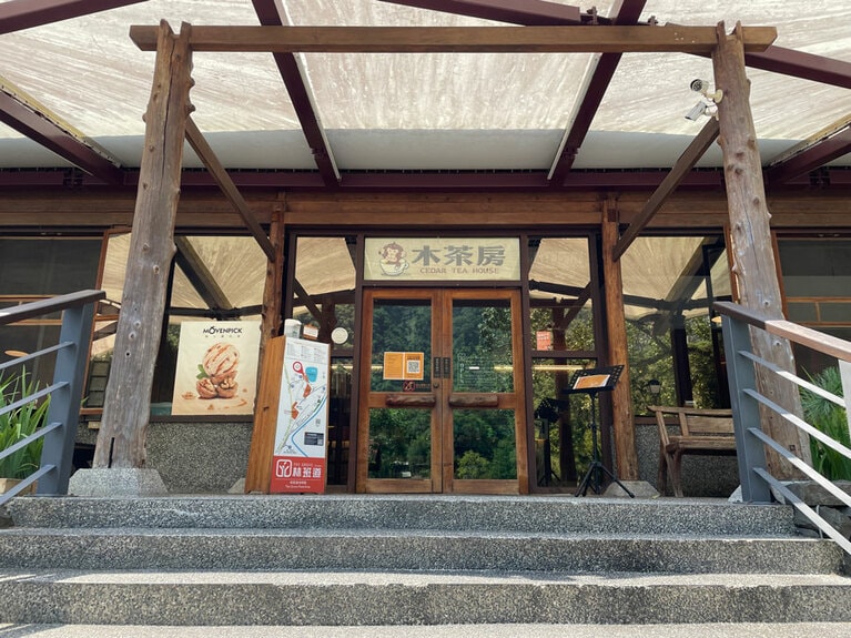 ログハウス風の店舗。木材業で栄えた車埕ならではの佇まい。