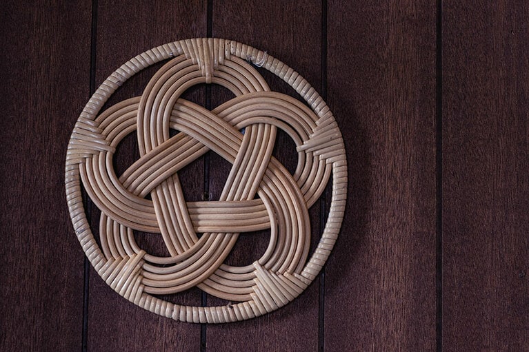 出雲民藝紙と籐細工を手がけている松江市出身の作家・山野孝弘さんの“瓶敷（小）” 6,600円。