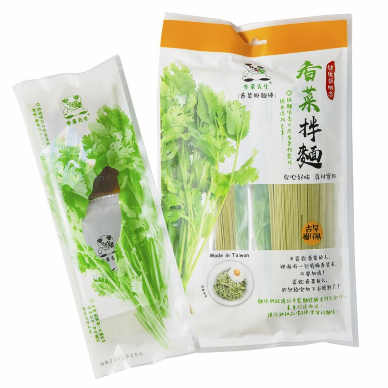 【台北希望廣場 農民市集】編集部おすすめ「パクチーを練り込んだ緑色の乾麵。ゆでて添付のタレを絡めるだけで台湾の味が完成。ピリ辛ダレの『椒麻』もおすすめ」辛い味のタレもあり、人気です。香菜拌麵(古早味／4食入り) 220元。