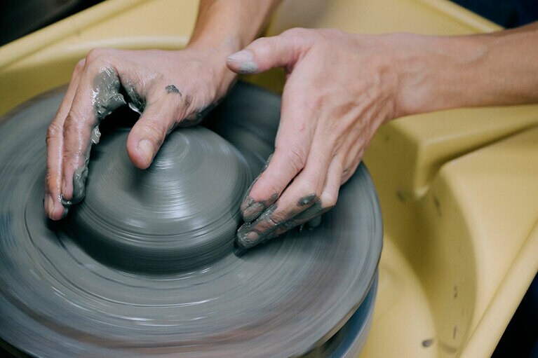 粘土の塊から目指す形に職人が手本を見せてくれる。いざ自分でとなると四苦八苦（笑）。