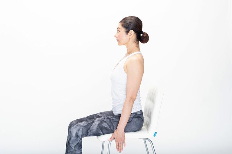 頭の上から一本の線で引っ張りあげられているイメージで、体の中心に軸をつくる。