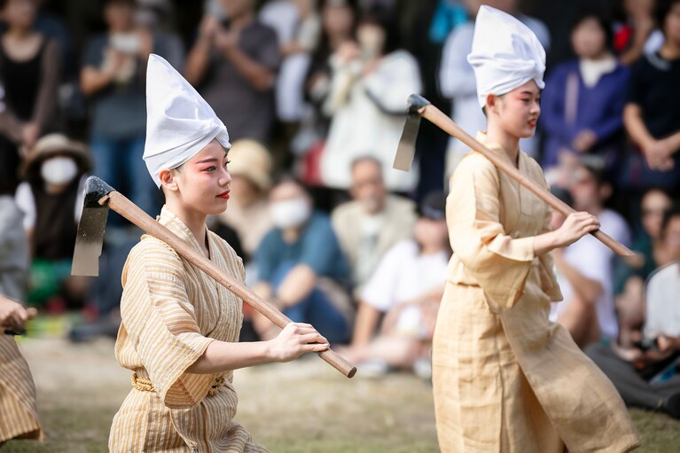 庭の奉納芸能「マミドー」。その振付は約1800年前に創作されたそう。