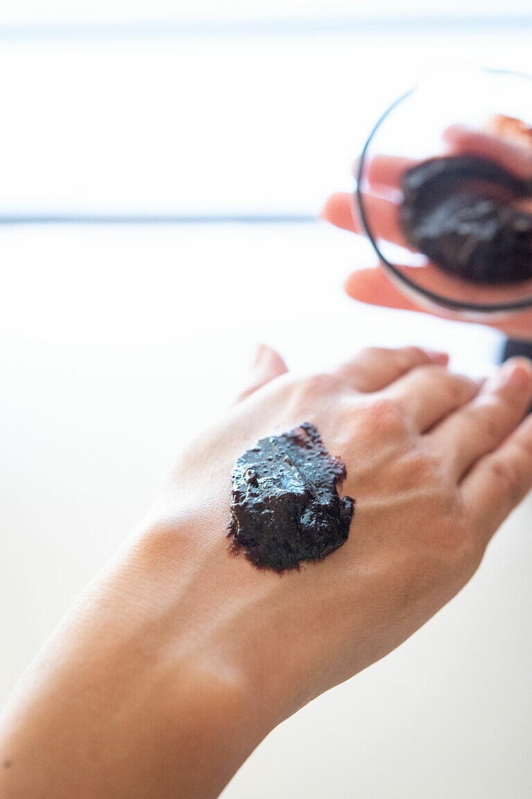 汚れを吸着するスクラブでお肌がツルツルに。さらに、スクラブ・パックの後のオイルトリートメンで、全身も軽くなる。