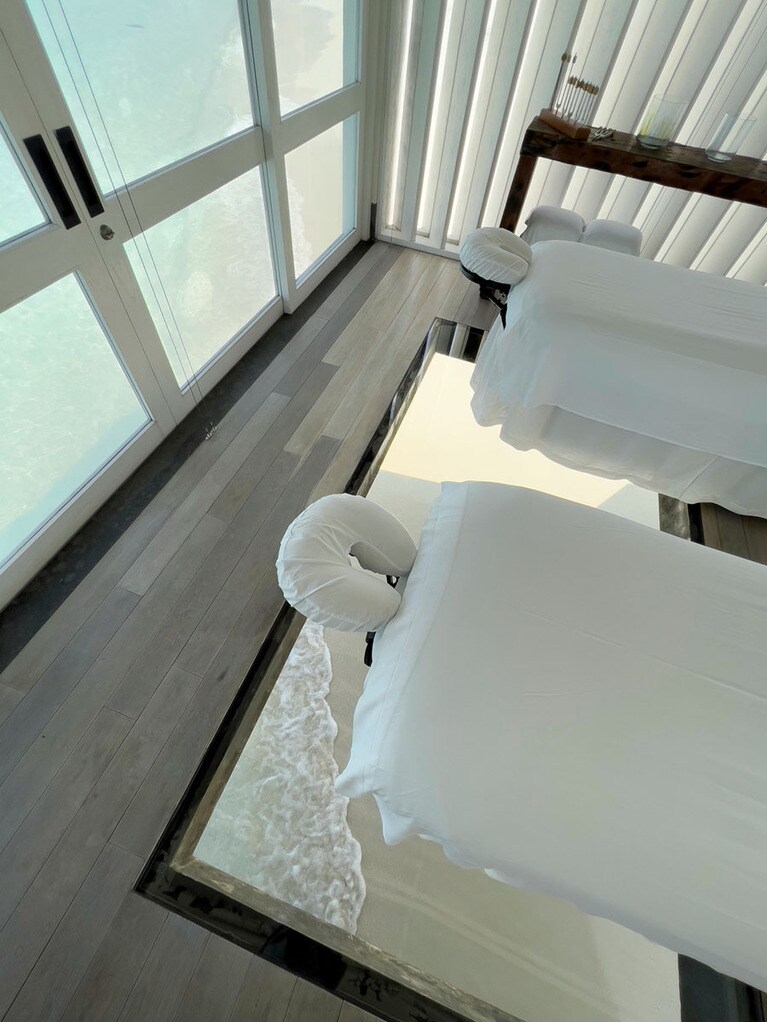 トリートメントベッドが波打ち際にあるので、潮の干満のタイミングによっては寄せ返す波を眺めることができる。