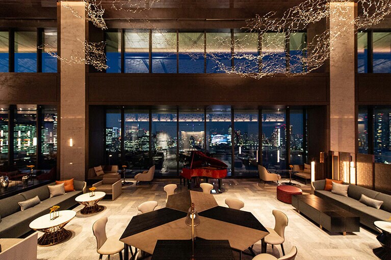 夜のロビーラウンジ。世界中の有名ブランドのブティックや高級ホテルに作品を提供してきたスタジオサワダデザインによるアートがきらめきます。