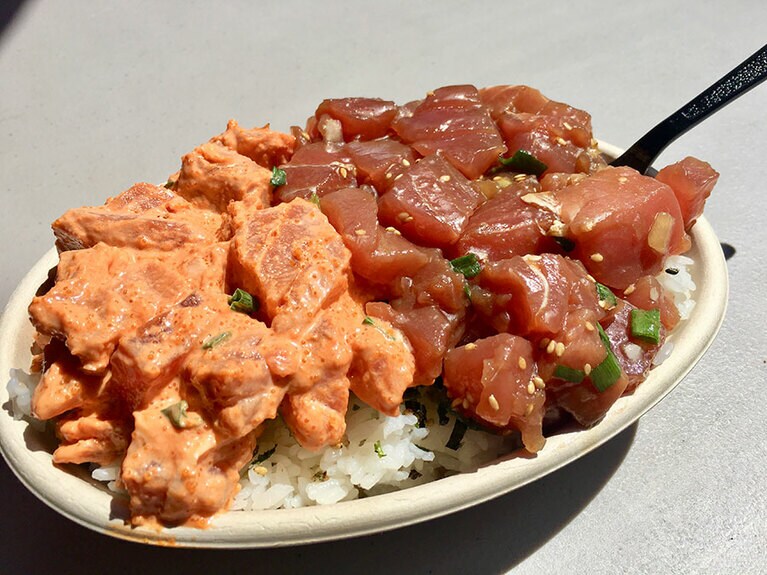 スパイシーアヒとアヒポケの2種をのせたポケ丼。