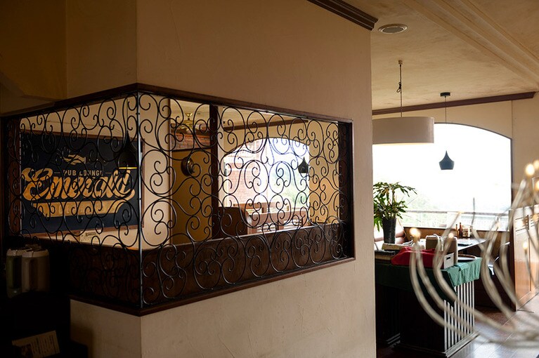 ［パブラウンジ エメラルド］店内は異なる趣のエリアで構成され、テラス席、バーカウンターもある。