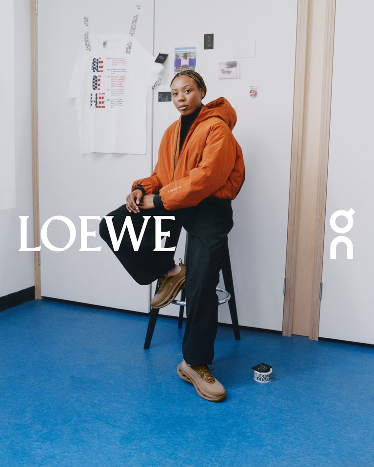 LOEWE×On、最新のキャンペーンに登場した、マルティーヌ・シムズ。
