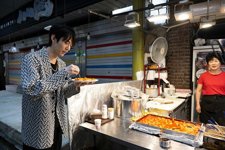 韓国語でコミュニケーションをとりながら、まずはトッポギを注文した和田さん。