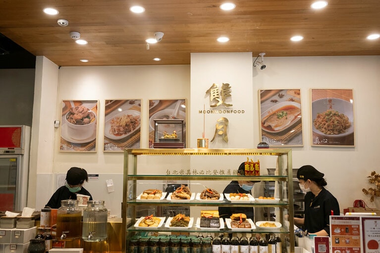 雙月食品社 濟南店（シュアンユェシーピンシャー　ヂーナンディエン）。