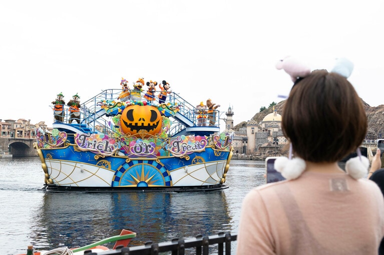 「ディズニー・ハロウィーン・グリーティング」開催期間：2024年10月1日（火）～11月7日（木）公演場所：メディテレーニアンハーバー、公演時間：約15分（1日2回）