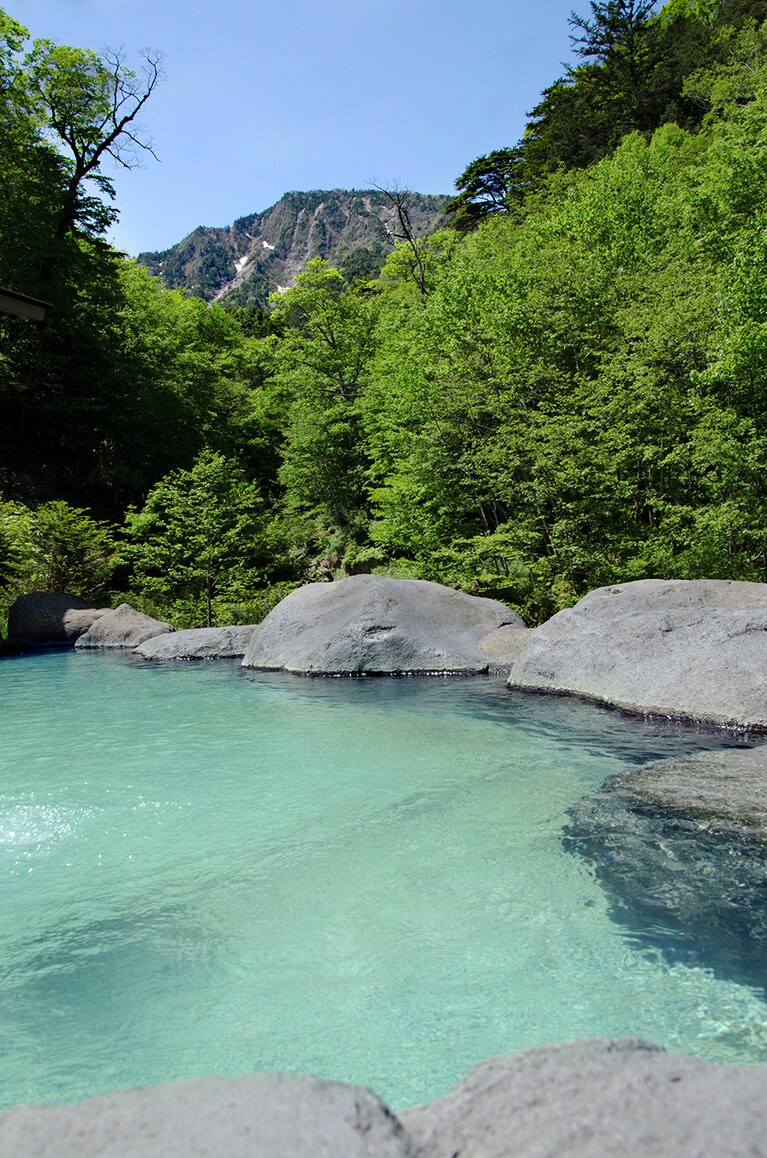 手白澤温泉［栃木／奥鬼怒温泉郷］露天風呂。